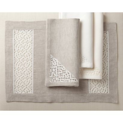 Cantù Table by Dea Linens Placemat