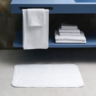 Luxury Plain Terry by Signoria Firenze with Percale Border Bath Mat